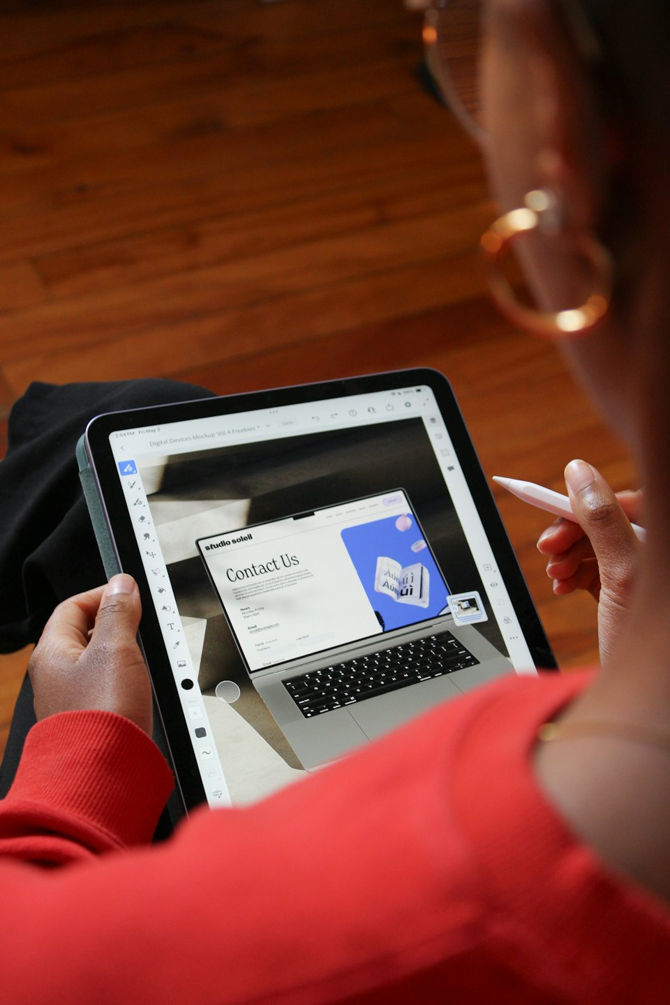 Persona che usa un tablet e uno stilo per progettare una pagina web.